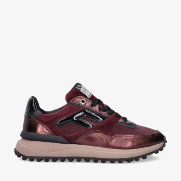 Bordeauxrode Floris van Bommel NOPPI SFW-10170 84-01 sneaker in metallic leer met zwarte lakaccenten dikke noppenzool
