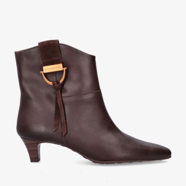 Bruine enkellaars Hispanitas 264997 in espresso met suède bandje spitse neus lage hak houtlook en goudkleurig ringdetail
