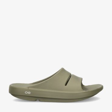 Groene Oofos OOAHH 1100 FOLG slipper met brede band met twee sleuven dikke ergonomische zool en getextureerd voetbed