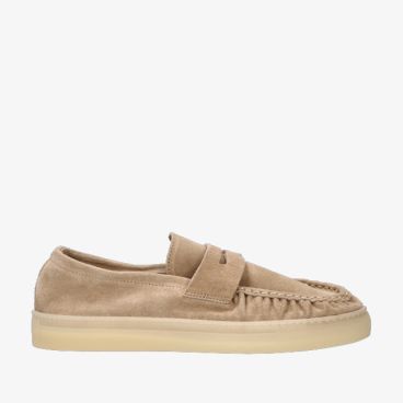 Copenhagen CPH162M loafer in taupe sandkleurig suède met mocassin stiksels band over de wreef en lichte rubberzool