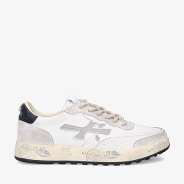 Witte Premiata NOUS 7233 sneaker met suède overlays grijs logodetail en crèmekleurige zool met opdruk en zwarte buitenzool