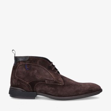 Bruine suède enkelhoge veterschoen van Floris van Bommel model De Hakker SFM-50165 21-01 met chukkastijl en stikseldetails