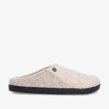 Birkenstock Zermatt 1020073 pantoffel in ecru Eggnog vilt met open hiel en zwarte zool en metalen knoopje op de zijkant