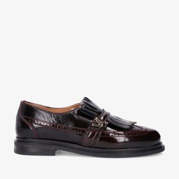 Bruine lakleren Via Vai Fae Luca 62450 01-1285 loafer met franjes brogue details en metalen detail op een lage zool