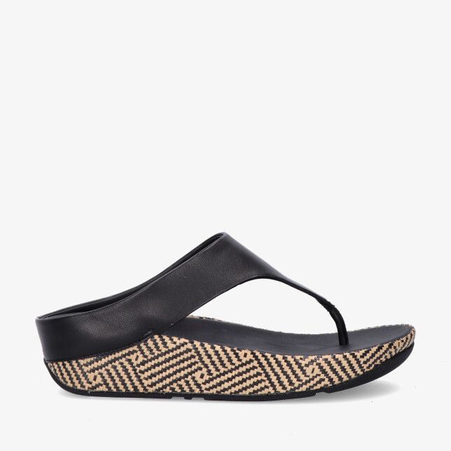 Zwarte leren FitFlop Lulu Lux A4Q 001 teenslipper met brede band en wedgezool met geometrisch patroon in beige en zwart