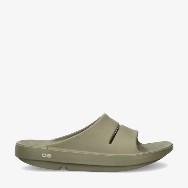 Groene Oofos OOAHH 1100 FOLG slipper met brede band met twee sleuven dikke ergonomische zool en getextureerd voetbed