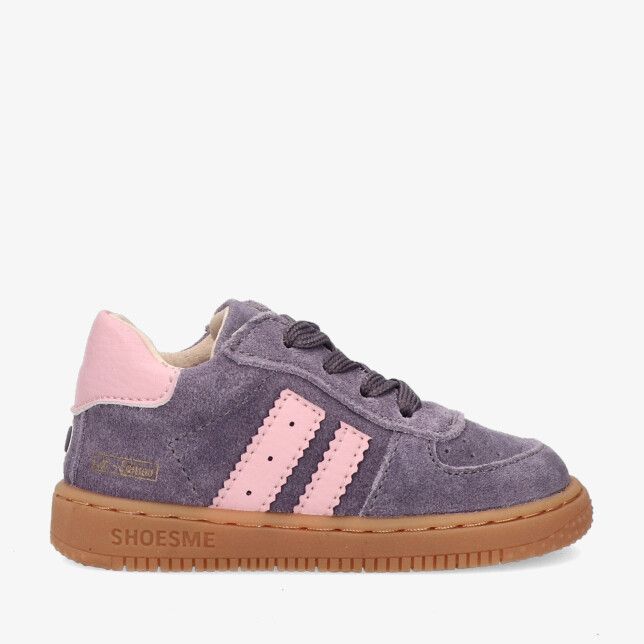 Paarse suède baby sneaker Shoesme BN25W002 F met roze strepen donkere veters en een rubberen gumzool