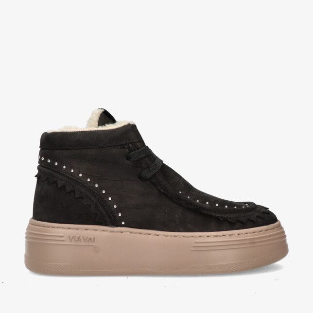 Zwarte suède Via Vai ISA Callum 62337 02-900 met moc-neus zilveren studs zigzag details en dikke beige zool en witte voering