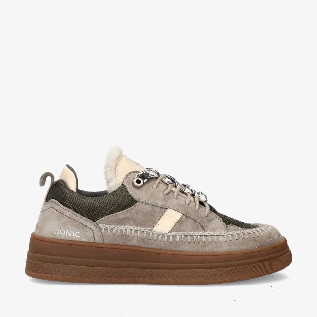 Iqonic CHILL 3.01 sneaker van grijze suède met olijfgroene mesh en crème details op dikke bruine zool en grove stiknaden