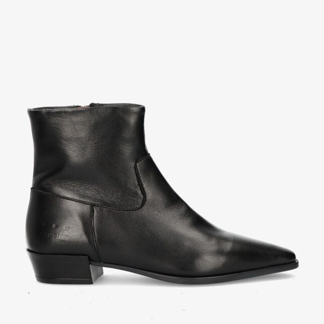 Zwarte leren enkelboot Copenhagen CPH293 met spitse neus lage blokhak en gladde afwerking minimalistisch design