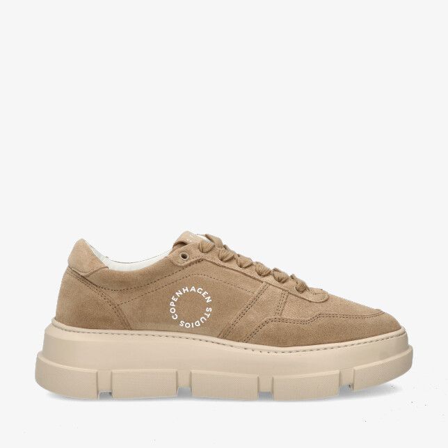 Beige suède Copenhagen CPH435 Sand sneaker met chunky zool gestikte panelen en wit logo opzij