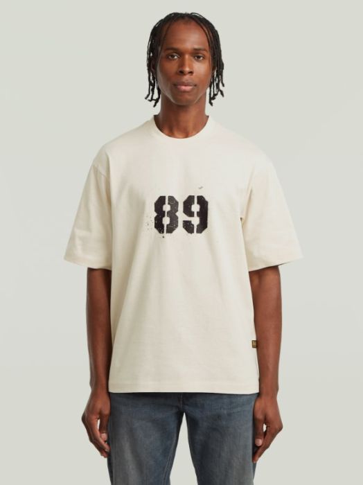 Ecru T-shirt van G-Star Raw D27719-C336 1603 met ronde hals zwarte 89-print relaxte fit en korte mouwen
