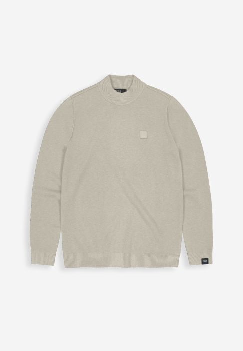 Beige trui van Butcher of Blue M2526005 697 met ronde ribkraag fijn breisel subtiele borstpatch en ribboorden