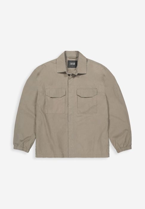 Groene overshirt van Butcher of Blue M2524019 708 met twee borstzakken met klep blinde sluiting en elastische boorden