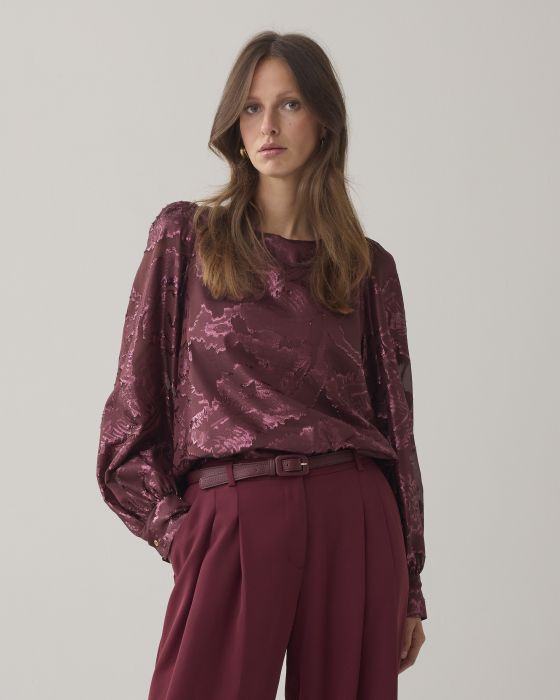 Rode jacquard blouse met subtiele glans en lange ballonmouwen van Summum model 2s3386-12340 558