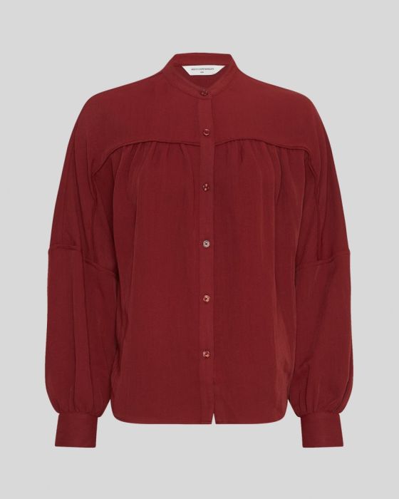 Rode blouse van MSCH Copenhagen model 19225 Syrah met opstaande kraag knoopsluiting ballonmouwen en geplooide schouderpas