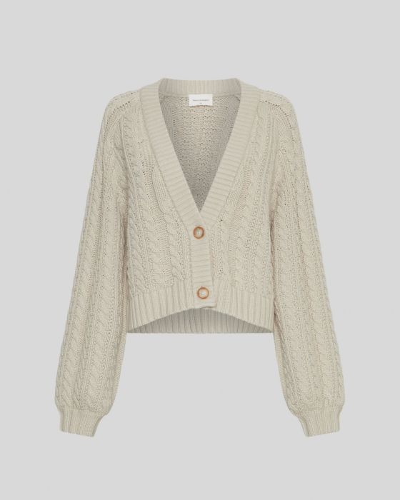 Ecru kort kabelgebreid vest van MSCH Copenhagen model 19174 in oatmeal melange met V-hals twee knopen en ribboorden