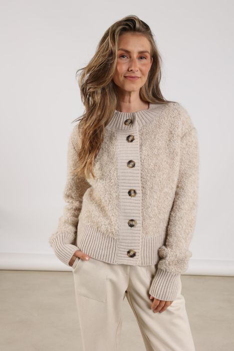 Ecrukleurig NUKUS vest NKF05016 9 met bouclélook ribgebreide boorden ronde hals en grote knopen in relaxte pasvorm