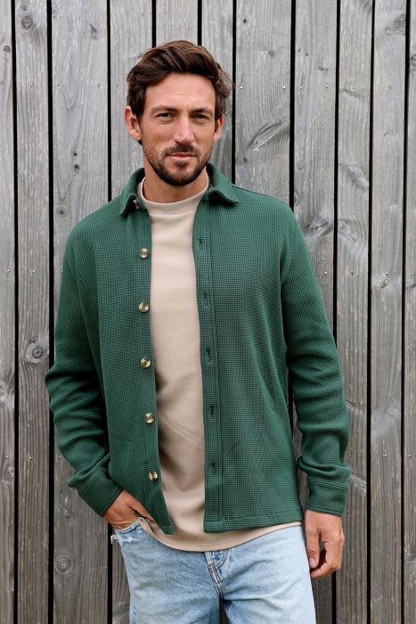 Groene overshirt van Kultivate model 2501010000 771 met wafelstructuur kraag en contrasterende knopen