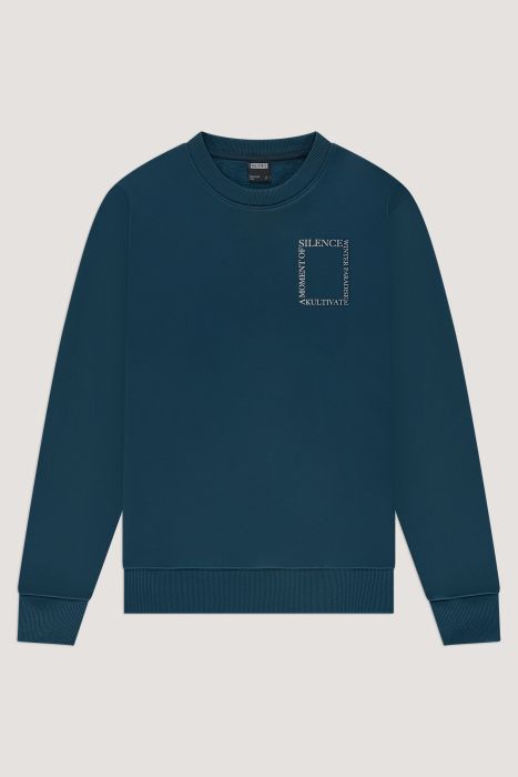 Blauwe Kultivate sweater met ronde hals en ribboorden met kleine borstprint links model 2501041003 767