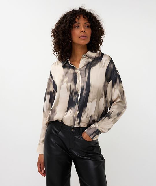 EsQualo blouse W25.10712 999 in antraciet penseelstreepprint met satijnlook kraag knoopsluiting en lange mouwen