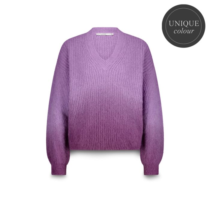 Losvallende V-hals trui van Summum model 7s7936-70037 315 in paarse ombre brei met zachte fluffy textuur en lange mouwen