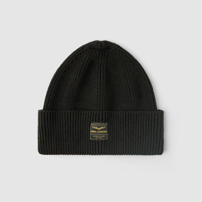 Zwarte ribgebreide beanie van PME Legend model PAC2510901 999 met brede omslag en geel label op de boord