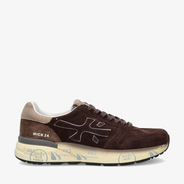 Bruine suède sneaker Premiata MICK 7898 met contrasterende beige hiel en crèmekleurige zool met print en gestikte panelen