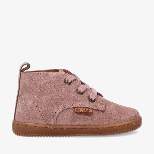 Roze suède leren enkelhoge veterschoen met gumzool en merklabel van Develab model 46242 473