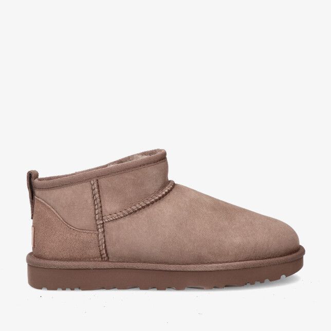 Taupekleurige UGG Classic Ultra Mini 1116109 CRBO suède laarsje met lage schacht zichtbare wolrand siernaden en profielzool