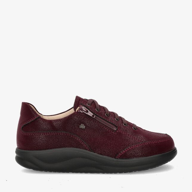 Bordeauxrode nubuck sneaker Finn Comfort Otaru 02913 827391 met veters en zijrits op een zwarte gewelfde zool met ronde neus
