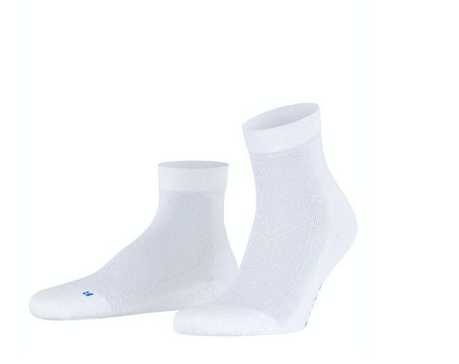 Witte Falke Cool Kick SSO 16689 2000 enkelsokken met ademende mesh structuur geribde boord en blauw logo bij de teen