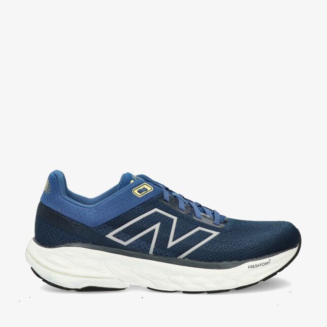 Blauwe New Balance M860 14E hardloopschoen met ademend mesh grote N opzij en dikke witte Fresh Foam zool