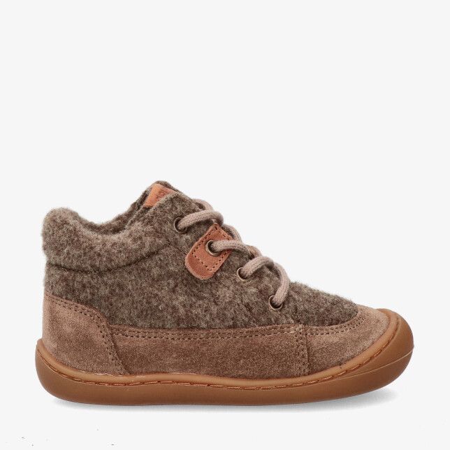 Beige suède veterschoen Develab 46238 293 met viltachtig bovenwerk zachte enkelrand en bruine rubberen zool met stootneus