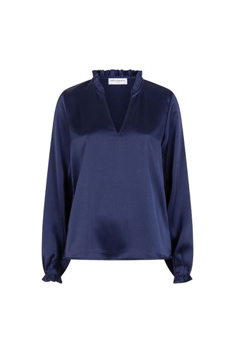 Blauwe Lofty Manner blouse QJ01.1 414 met glanzende satijnen look V-hals met ruchekraag en lange mouwen met rufflemanchet