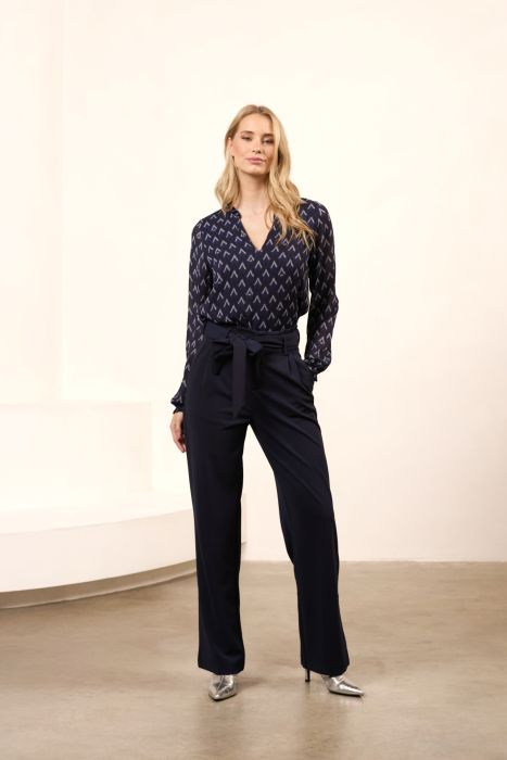 Blauwe Lofty Manner QJ201 414 blouse met V-hals lange mouwen en grafische pijlprint in soepelvallende stof