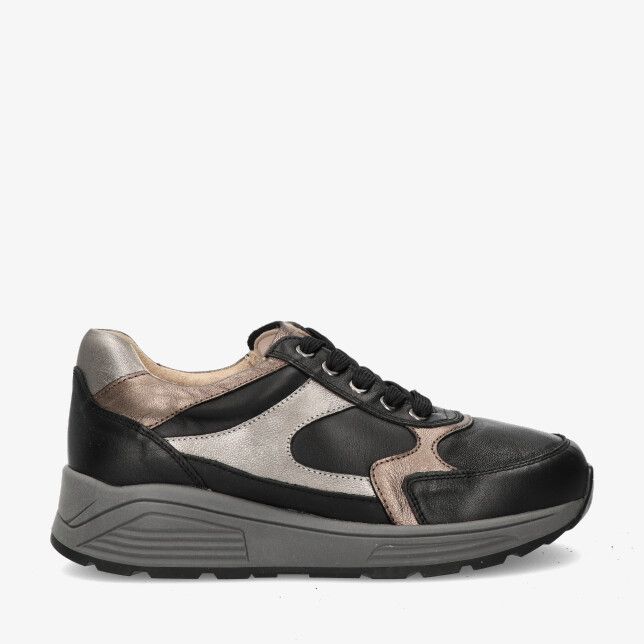 Zwarte Nimco Polish sneaker model 70404.3 040 met stretchcombi metallic panelen en grove grijze zool