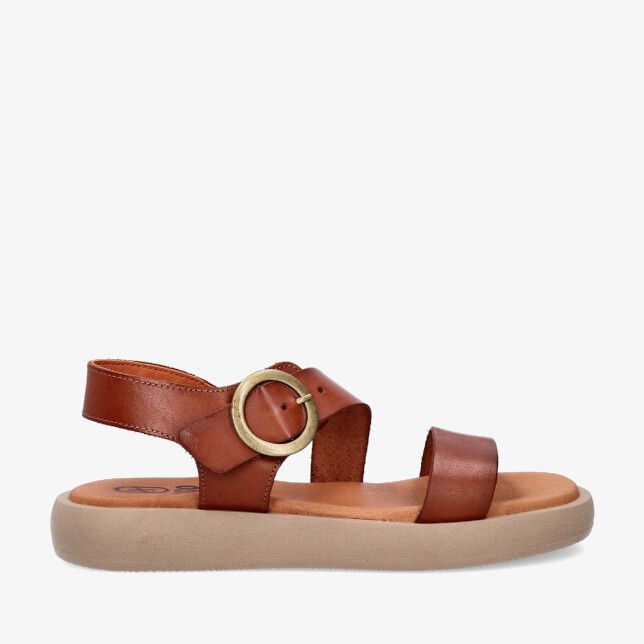 cognackleurige leren Heeshoes 26382 Cuero sandaal met brede banden grote ronde goudkleurige gesp en beige comfortabele zool