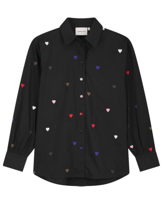 Zwarte blouse van Fabienne Chapot model CLT-BLS-45-AW25 0265 met allover gekleurde hartjes klassieke kraag en knoopsluiting