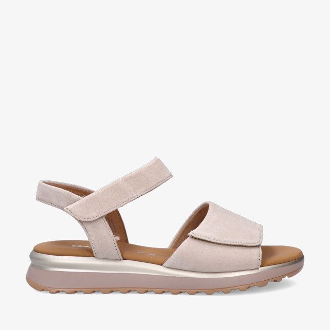 Beige suède Gabor sandaal model 82.840 33 met klittenband open teen en lichte plateauzool met profiel