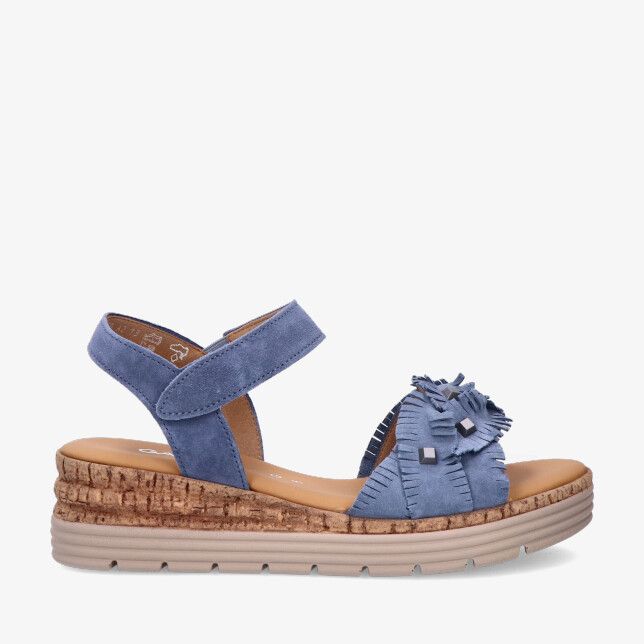 Blauwe suède Gabor 82.704 26 sandaal met sleehak met kurklook klittenbandsluiting en franjes met studs op de wreef