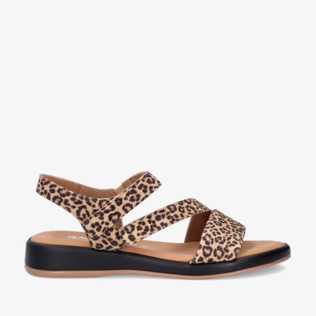 Gabor 82.733 90 sandaal van cognackleurig nubuck met luipaardprint kruisbanden en hielband op een platte zwarte zool