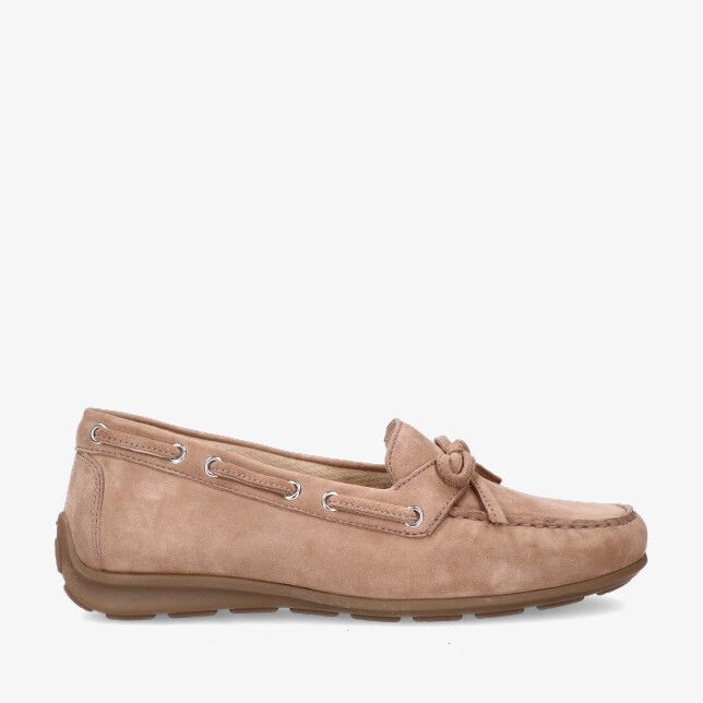Beige suède mocassin van Gabor model 82.442 30 met strikdetail sierveters met metalen oogjes en rubberen zool met profiel
