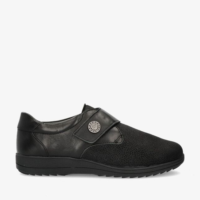 Zwarte Q-Fit Shoes EVA 4084.10.001 instapper met band en zilverkleurige knoop en stretchcombi voorvoet met reliëf