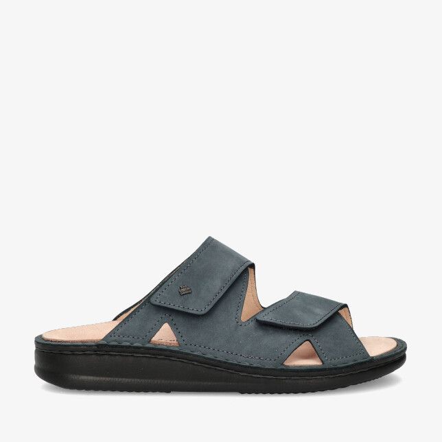 Blauwe Finn Comfort Danzig-S 81529 832046 nubuck sandaal met twee klittenbandsluitingen open tenen en zwarte zool