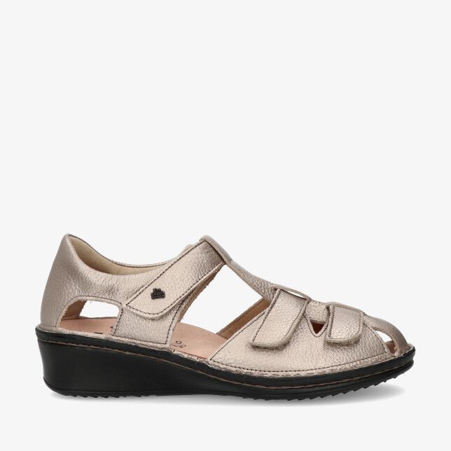 Finn Comfort 02666 121150 gouden nubuck sandaal met klittenband open teen uitgesneden zijkanten en zwarte sleehak