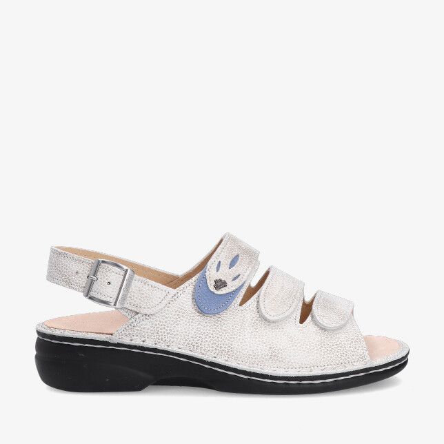 Ecrukleurige leren sandaal Finn Comfort Saloniki 02557 903095 met open teen in getextureerd leer klittenbandjes en hielgesp