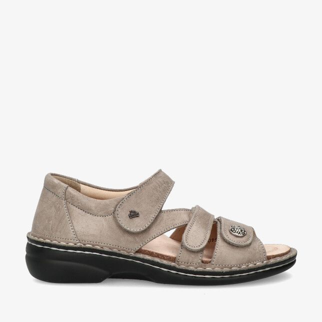 Taupekleurige nubuck sandaal Finn Comfort BIELLA-S 82623 825081 met drie klittenbandriempjes en gesloten hiel