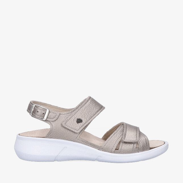 Beige nubuck sandaal Finn Comfort NADI 03351 121150 met kruisbanden verstelbare hielriem en witte lichte zool