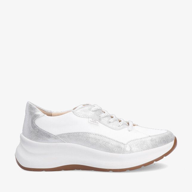 Witte leren Finn Comfort Savona 03620 903071 sneaker met zilverkleurige accenten veters en dikke zool met bruine loopzool